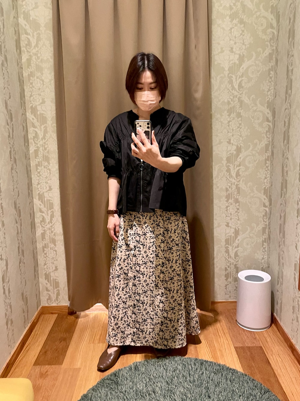 「秋コーデ、スカートコーデ、カジュアルコーデ、低身長コーデ、パンプス」｜「KAKELA and TRANQUILのアイテム（シャツ/ブラウス、ブラック系）」を使った、真 花さん（レディース・151cm）の夏コーディネートの1枚目の写真