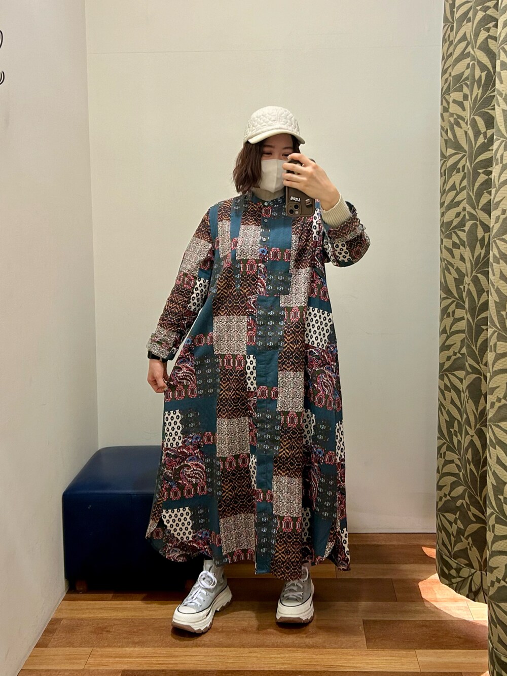 「低身長、春服コーデ、スニーカーコーデ、ラクチンコーデ、ワンピーススタイル、キャップ」｜「bluebellのアイテム（キャップ、ホワイト系）」を使った、真 花さん（レディース・151cm）の冬コーディネートの1枚目の写真