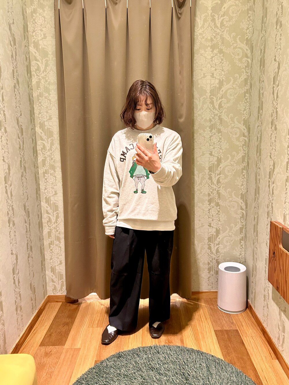 「パンツスタイル、ラクチンコーデ、レイヤード、低身長コーデ」｜「COBMASTERのアイテム（スウェット、ホワイト系）」を使った、真 花さん（レディース・151cm）の冬コーディネートの1枚目の写真