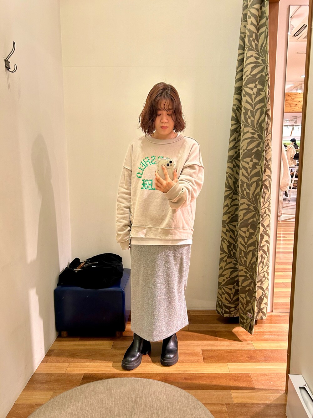 「低身長コーデ、レイヤード、タイトスカート、シルバー」｜「KAKELA and TRANQUILのアイテム（スウェット、ホワイト系）」を使った、真 花さん（レディース・151cm）の冬コーディネートの1枚目の写真