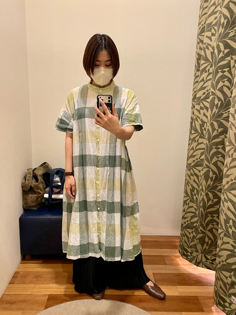 「低身長、リラックススタイル、ワンピース×パンツ、パンプス、チェック、プリーツパンツ」｜「SUN VALLEYのアイテム（シャツワンピース、グリーン系）」を使った、真 花さん（レディース・151cm）の夏コーディネートの1枚目の写真