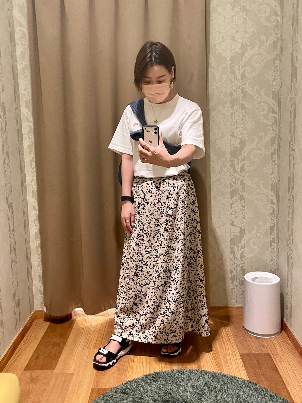 「ラクチンコーデ、カジュアル、プチプラコーデ、低身長コーデ、白Tシャツ、たすき掛け、サンダル」｜「no brandのアイテム（シャツ/ブラウス、ブルー系）」を使った、真 花さん（レディース・151cm）の夏コーディネートの1枚目の写真