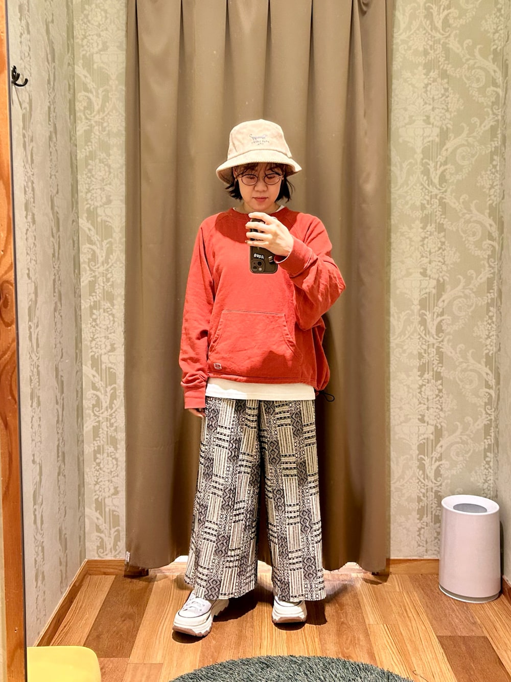 「低身長、春服コーデ、厚底スニーカー、コンバース ハイカット、レイヤードスタイル、バケットハット」｜「Design Tshirts Store graniphのアイテム（ハット、ベージュ系）」を使った、真 花さん（レディース・151cm）の冬コーディネートの1枚目の写真