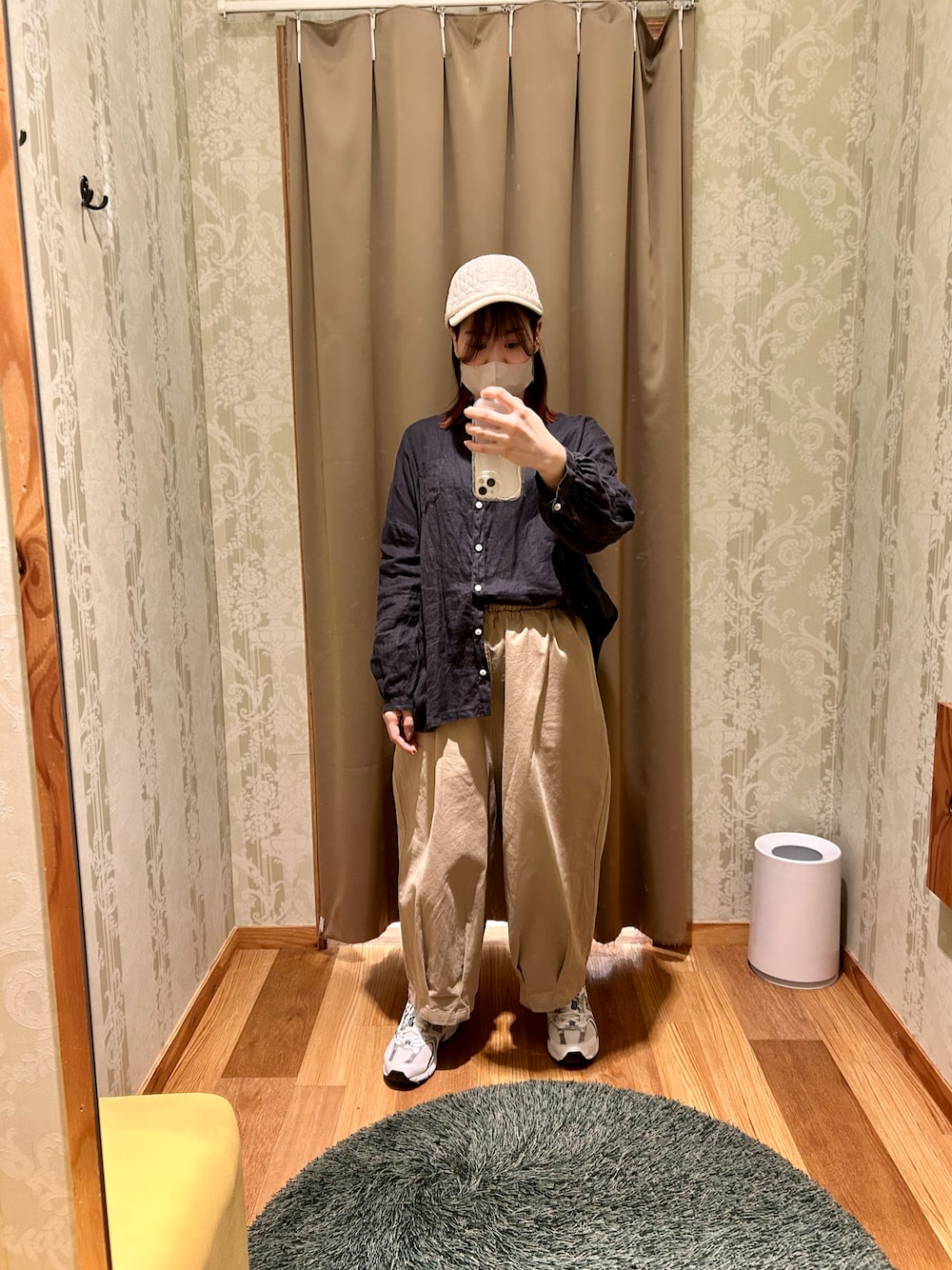 「ゆったりコーデ、シャツコーデ、メンズライク、低身長、バルーンパンツ、リネンシャツ、キャップ」｜「bluebellのアイテム（キャップ、ホワイト系）」を使った、真 花さん（レディース・151cm）の春コーディネートの1枚目の写真