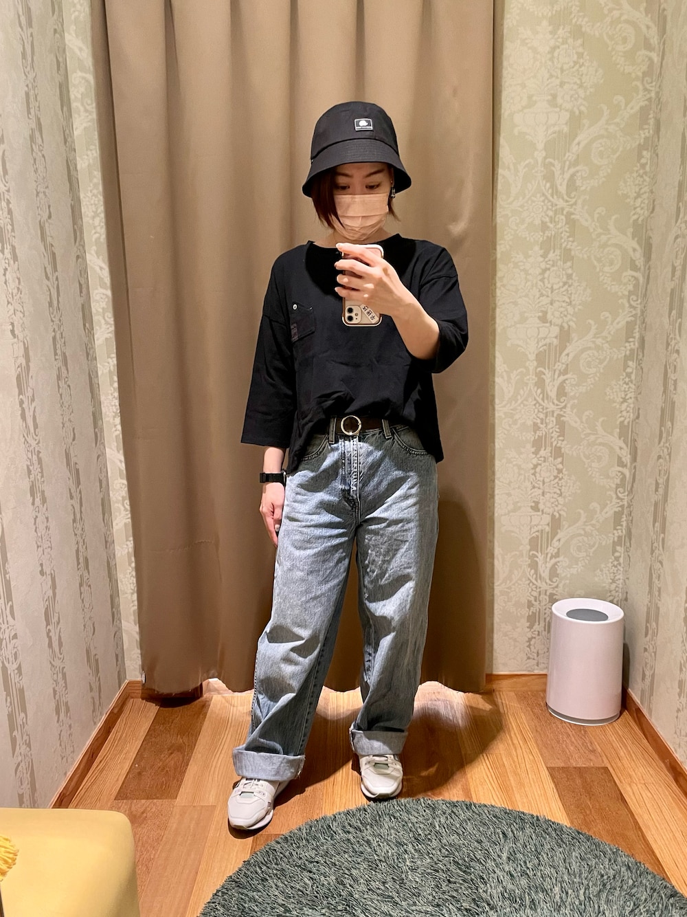 「楽チンコーデ、低身長、UNIQLO、初秋コーデ、バケットハット、デニムパンツ、厚底スニーカー」｜「SCANDINAVIAN FORESTのスカンジナビアンフォレスト バケットハット（ハット、ブラック系）」を使った、真 花さん（レディース・151cm）の秋コーディネートの1枚目の写真