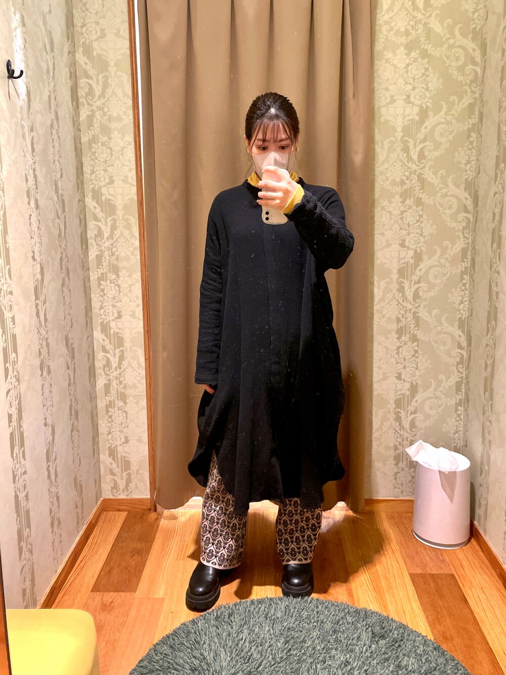 「ゆるコーデ、低身長、厚底ブーツ、ワンピース×パンツ」｜「co;ill nineのアイテム（シャツワンピース、ブラック系）」を使った、真 花さん（レディース・151cm）の冬コーディネートの1枚目の写真