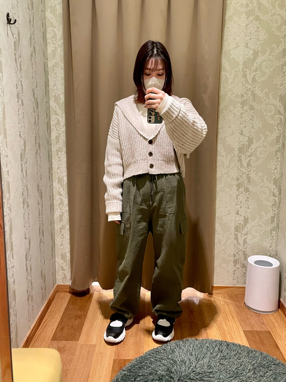 「カジュアルコーデ、プチプラコーデ、スニーカーコーデ、低身長、ラクチンコーデ、カーゴパンツ」｜「GRLのアイテム（カーゴパンツ、グリーン系）」を使った、真 花さん（レディース・151cm）の冬コーディネートの1枚目の写真