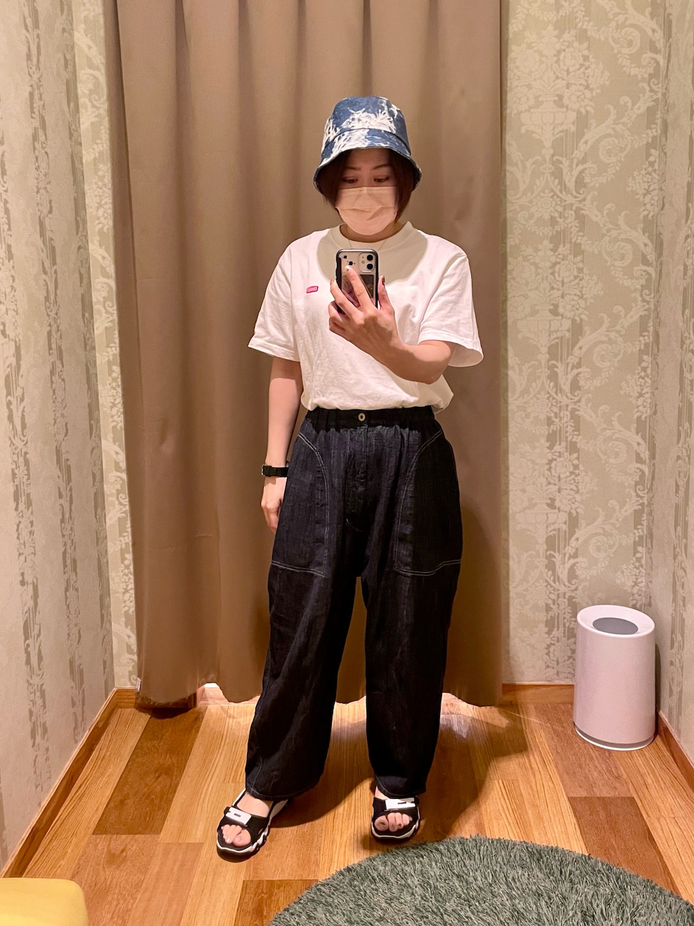 「パンツスタイル、低身長女子、サンダル、デニム、バルーンパンツ、バケットハット、CHUMS」｜「no brandのアイテム（帽子、ブルー系）」を使った、真 花さん（レディース・151cm）の夏コーディネートの1枚目の写真