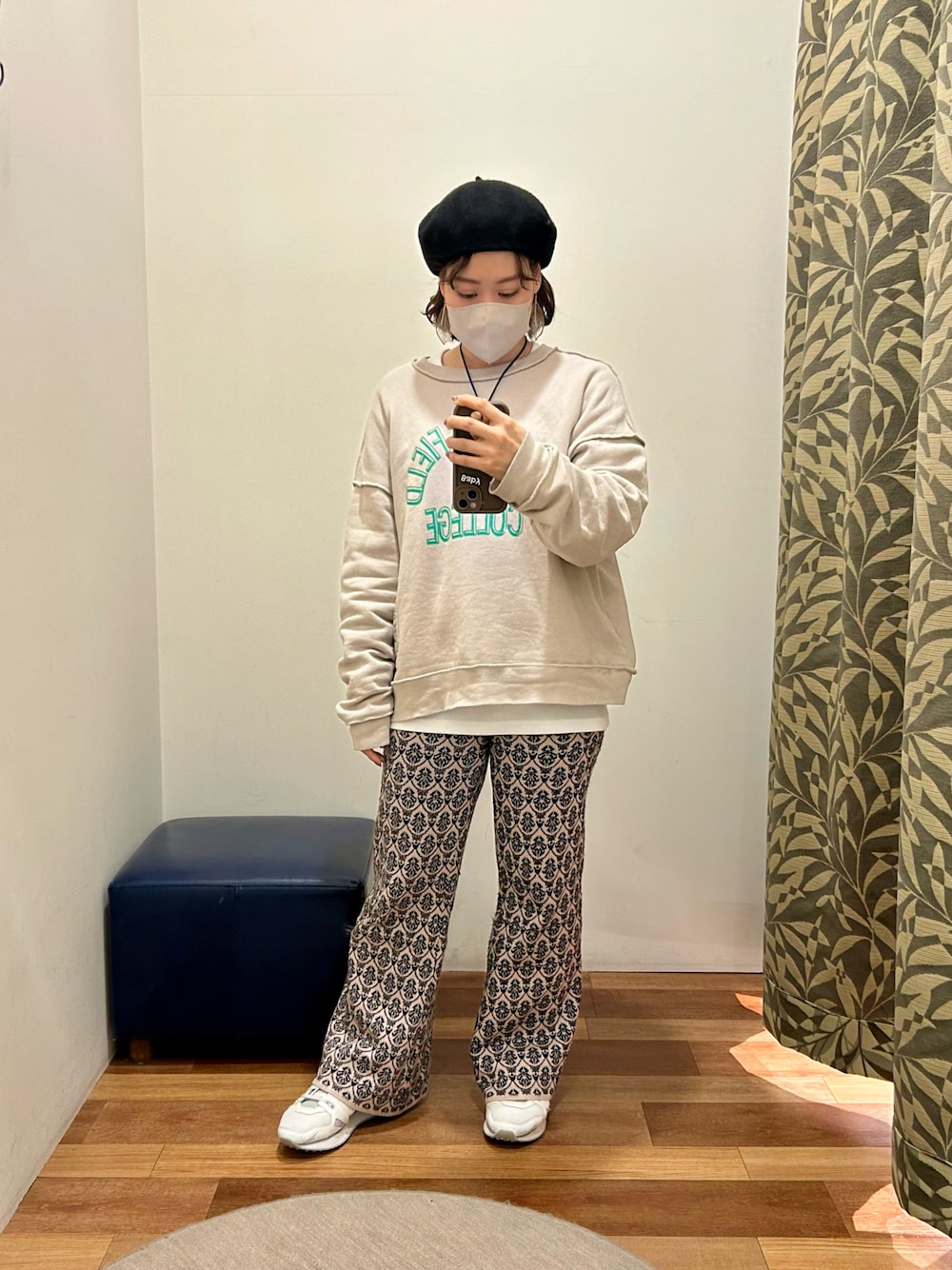 「低身長、厚底シューズ、スニーカーコーデ、春ファッション、ベレー帽」｜「no brandのアイテム（ハンチング/ベレー帽、ブラック系）」を使った、真 花さん（レディース・151cm）の冬コーディネートの1枚目の写真