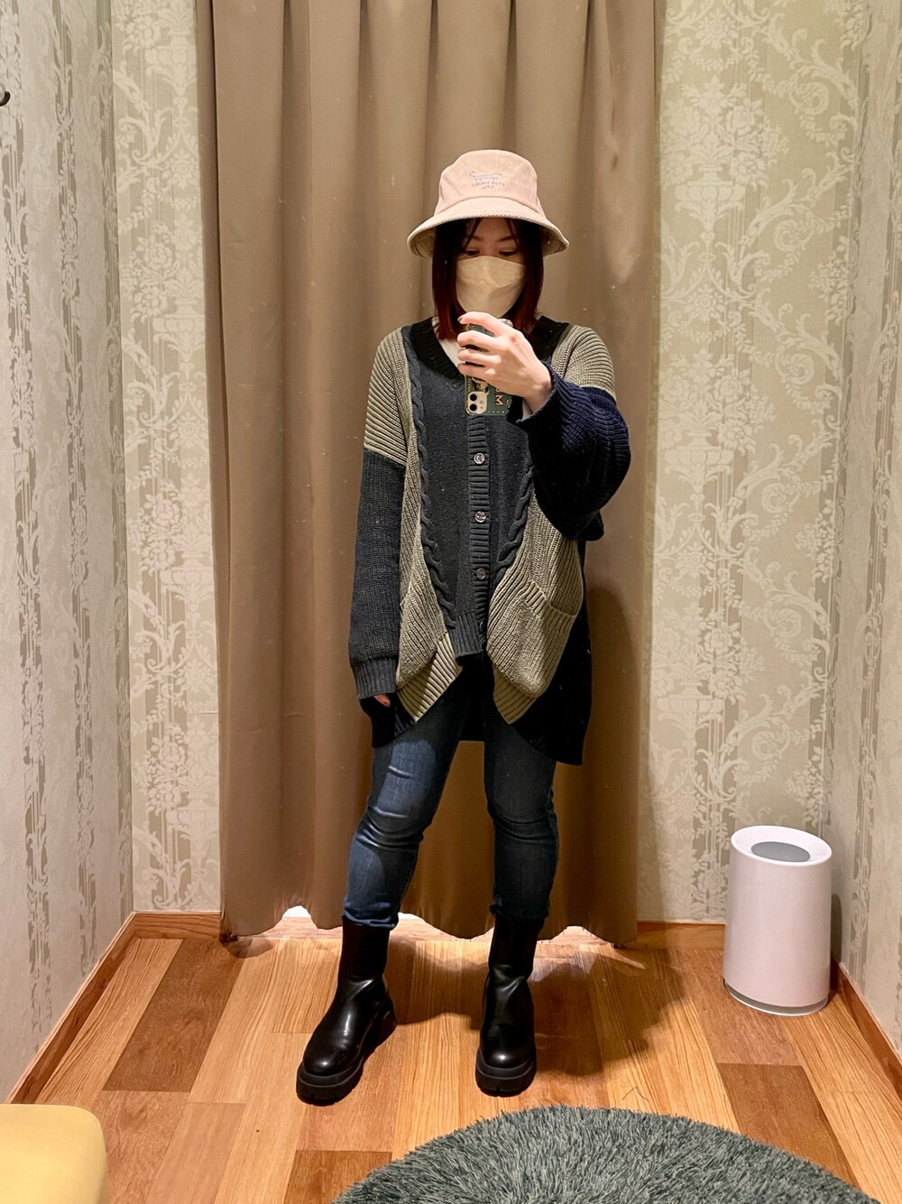 「パンツスタイル、ビッグシルエット、ストリート、低身長、サイドゴアブーツ、バケットハット」｜「Heatherのボリュームサイドゴアブーツ　959471（ブーツ、ブラック系）」を使った、真 花さん（レディース・151cm）の冬コーディネートの1枚目の写真