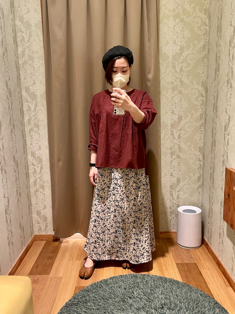 「秋先取りコーデ、秋カラー、楽チンコーデ、花柄スカート、低身長、ベレー帽」｜「no brandのアイテム（ハンチング/ベレー帽、ブラック系）」を使った、真 花さん（レディース・151cm）の秋コーディネートの1枚目の写真
