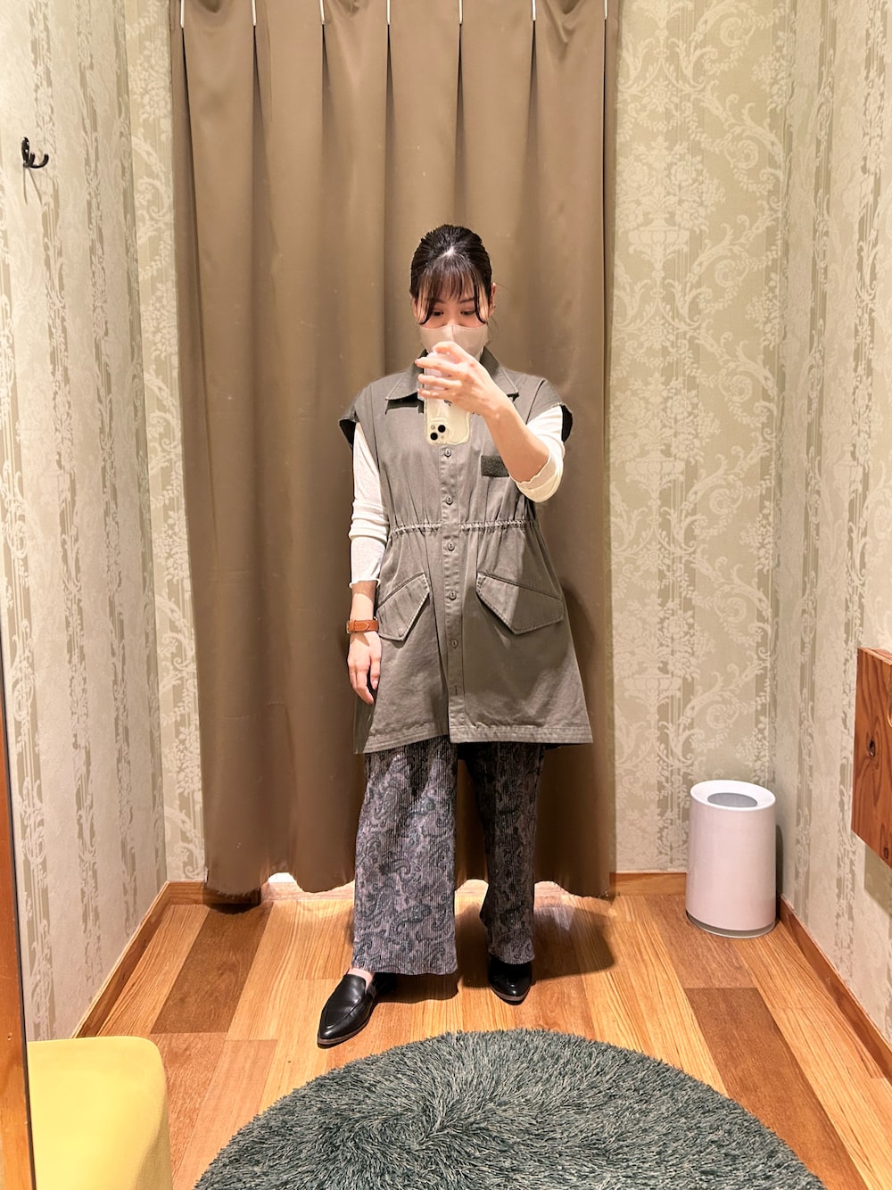 「きれいめカジュアル、ゆったりコーデ、低身長」｜「JEANASISのストーンウオッシュミリタリーベストワンピース/280414（ワンピース、グリーン系）」を使った、真 花さん（レディース・151cm）の春コーディネートの1枚目の写真
