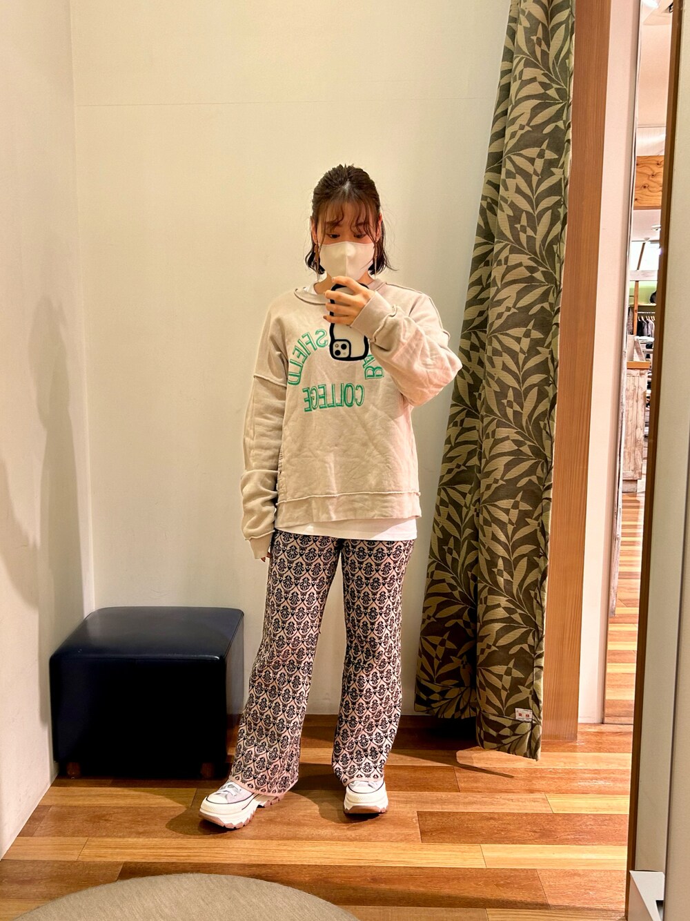 「低身長、厚底シューズ、コンバース ハイカット、カジュアルコーデ、ロゴスウェット」｜「KAKELA and TRANQUILのアイテム（スウェット、ホワイト系）」を使った、真 花さん（レディース・151cm）の冬コーディネートの1枚目の写真