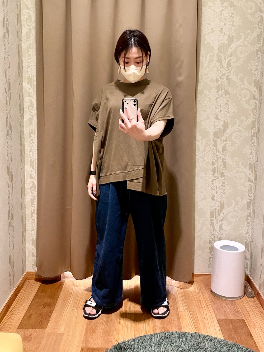 「夏コーデ、シンプル、デニムパンツ、低身長、アシンメトリー、スポーツサンダル」｜「Handmadeのアイテム（ピアス（両耳用）、ブラック系）」を使った、真 花さん（レディース・151cm）の夏コーディネートの1枚目の写真