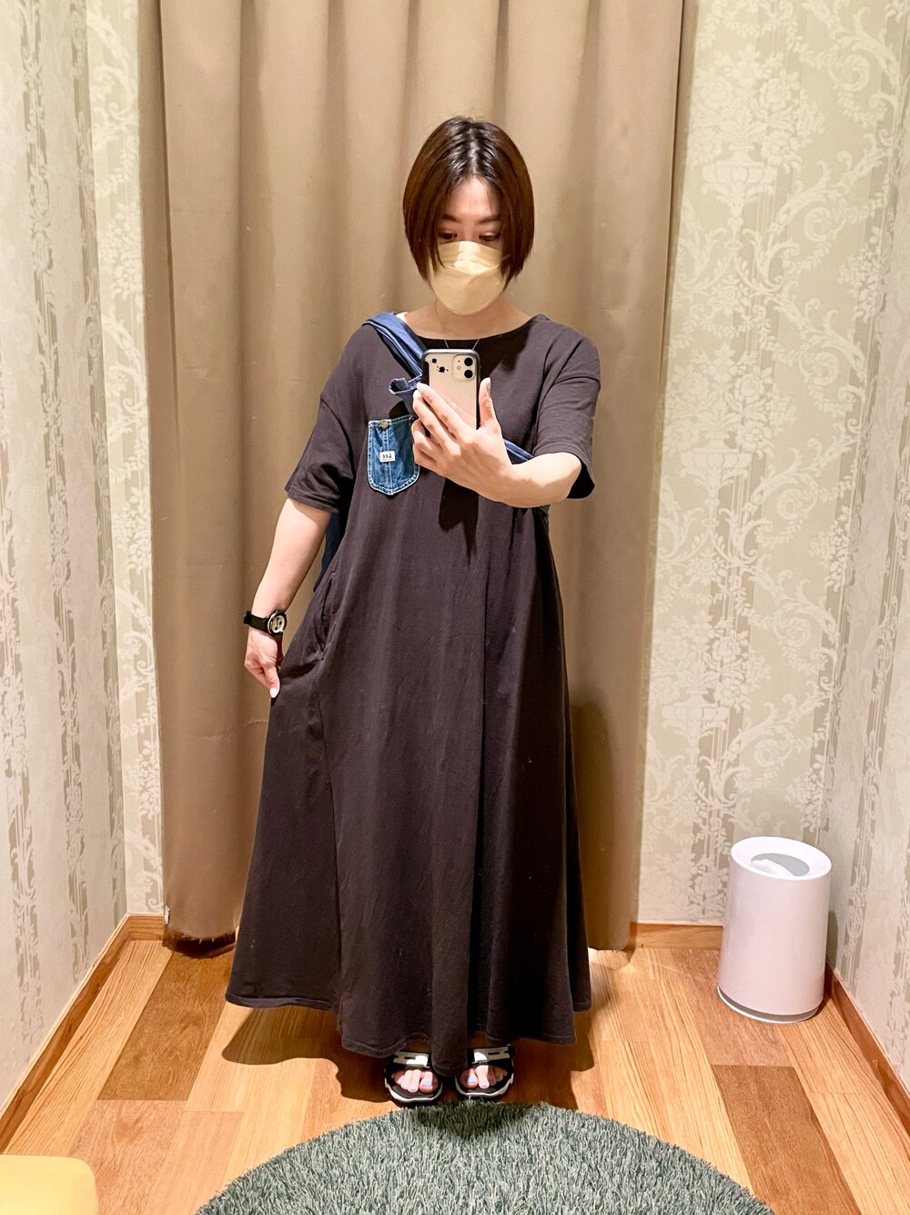 「夏コーデ、今日のコーデ、リラックススタイル、カジュアル、低身長、ワンピース、サンダル、たすき掛け」｜「Leeの【LEE/リー】デニムポケット付きカットソーフレアドレスワンピース　ＬＴ７０４６　ワンポイントブランドロゴ（ワンピース、ブラック系）」を使った、真 花さん（レディース・151cm）の夏コーディネートの1枚目の写真