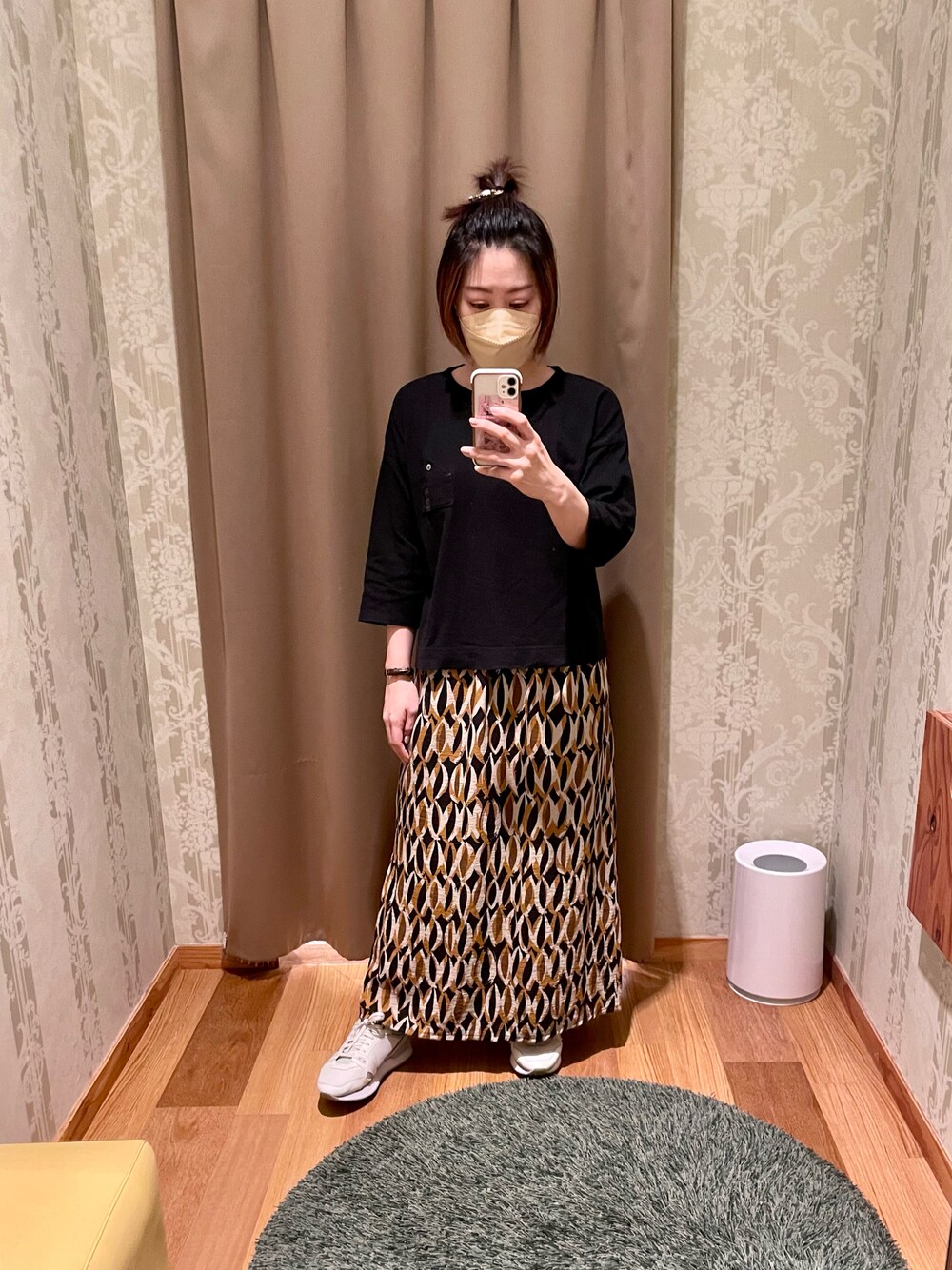「楽チンコーデ、厚底シューズ、低身長、PUMA、ロングスカート」｜「SUN VALLEYのアイテム（Tシャツ/カットソー、ブラック系）」を使った、真 花さん（レディース・151cm）の秋コーディネートの1枚目の写真