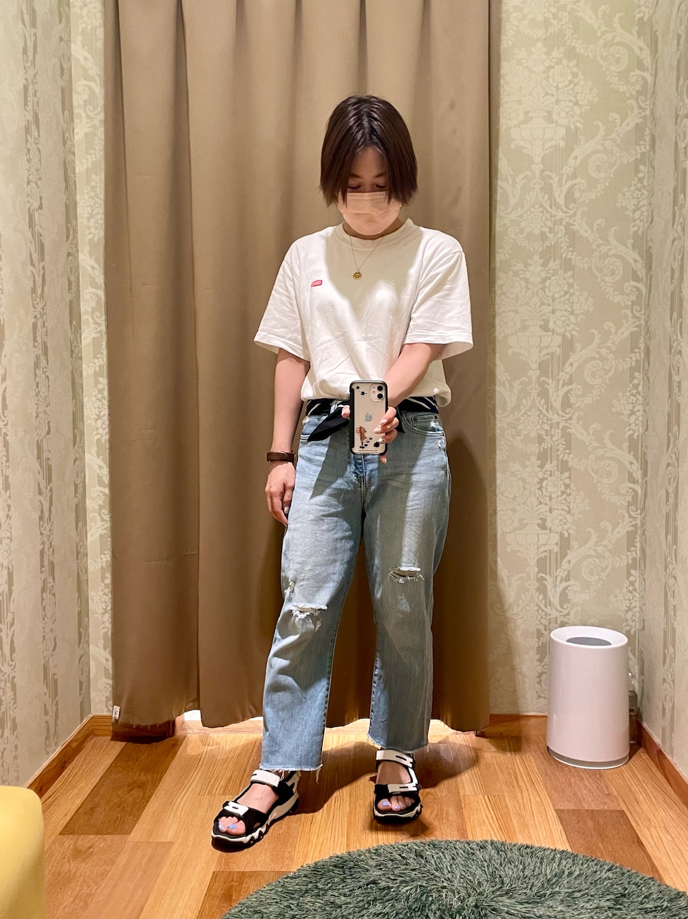 「カジュアルコーデ、夏コーデ、楽チンコーデ、デニムコーデ、UNIQLO、CHUMS」｜「CHUMSの[CHUMS/チャムス] BOOBY バックロゴプリントTシャツ（Tシャツ/カットソー、ホワイト系）」を使った、真 花さん（レディース・151cm）の夏コーディネートの1枚目の写真