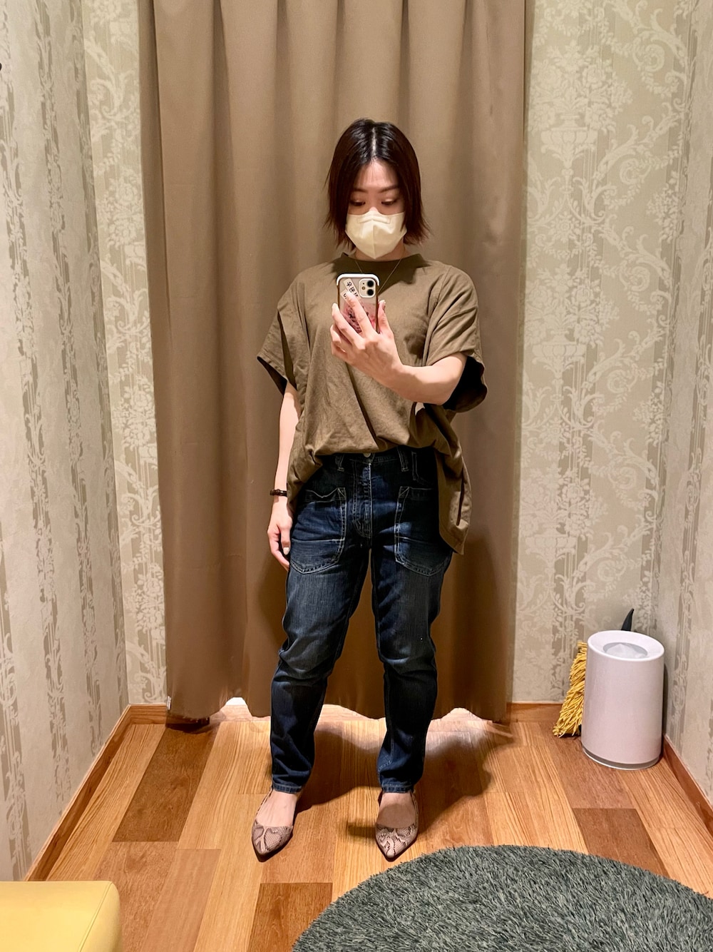 「オトナカジュアル、シンプルコーデ、きれいめカジュアル、フラットシューズ、デニムパンツ、低身長」｜「KAKELA and TRANQUILのアイテム（Tシャツ/カットソー、グリーン系）」を使った、真 花さん（レディース・151cm）の秋コーディネートの1枚目の写真