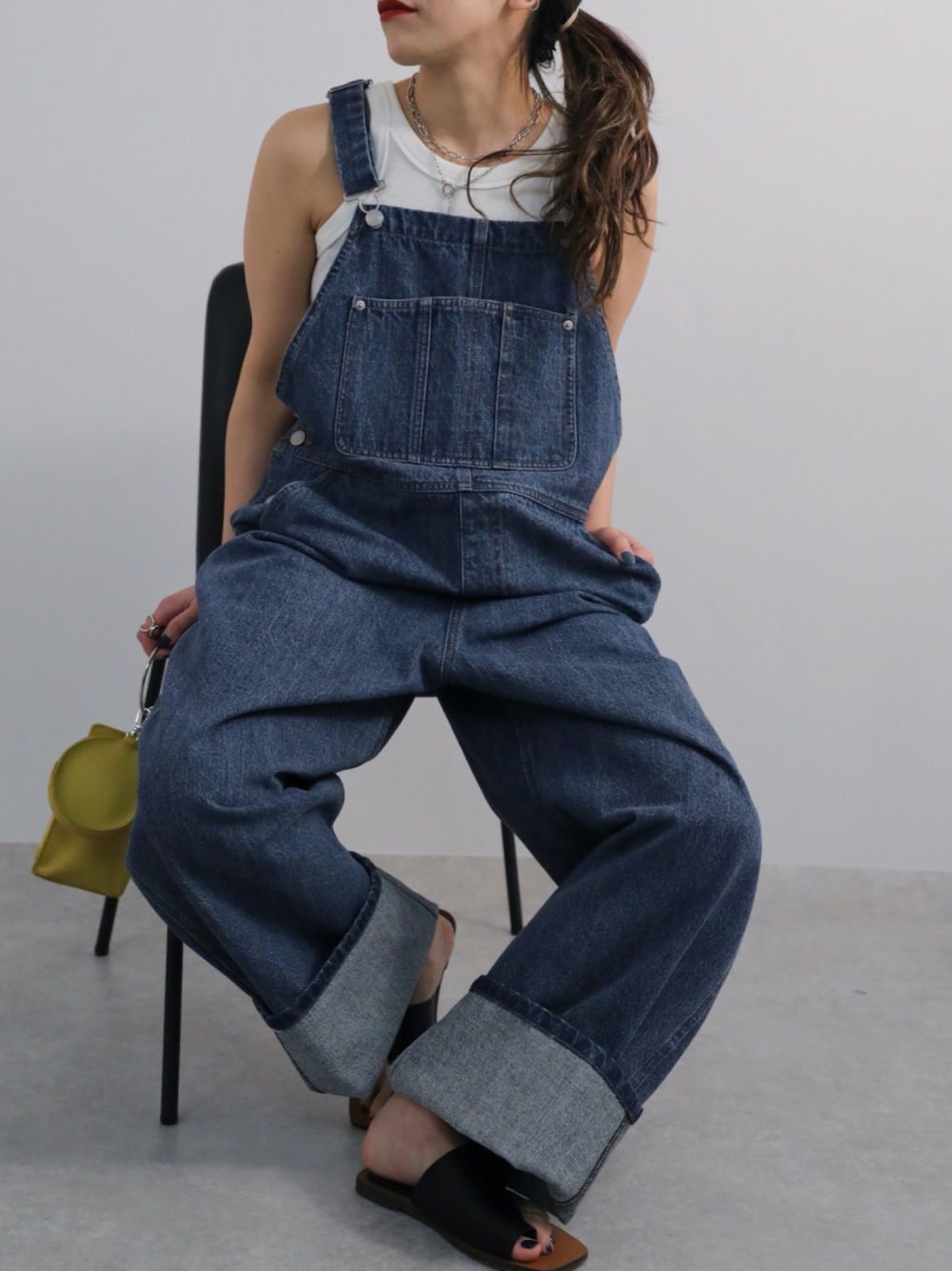 「オトナ女子、カラーコーデ、ootd、シンプルコーデ、春カラー、大人かわいい、おしゃれさんと繋がりたい、キレイめ、リラックススタイル、オトナカジュアル、apretro、デニム、apretro_official、ZOZOでしか買えない」｜「ap retroのカラーリングショルダーBAG（ショルダーバッグ、イエロー系）」を使った、ap retroさん（レディース・156cm）の春コーディネートの1枚目の写真
