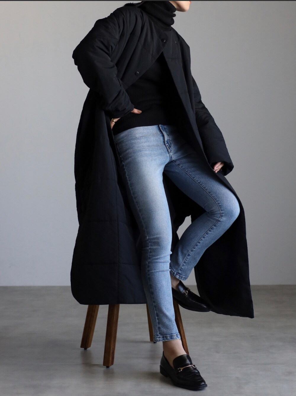 「秋コーデ、シンプル、お出かけコーデ、大人カジュアル、秋冬コーデ、大人かわいい、パンツスタイル、ootd、デニム、いいね、save、フォローお願いします🤑、キルティング、apretro_zozo、apretro_official、ZOZOTOWN掲載、apretro2022AW」｜「ap retroの2022 A/W  キルティングノーカラーロングブルゾン（ノーカラーコート、ブラック系）」を使った、ap retroさん（レディース・156cm）の秋コーディネートの1枚目の写真