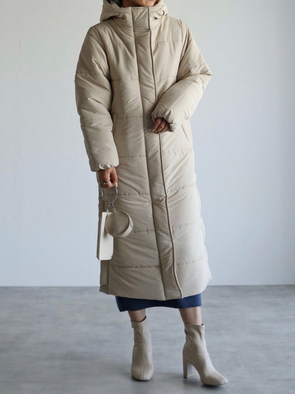 「冬コーデ、お洒落さんとつながりたい、カジュアルコーデ、シンプルコーデ、ootd、キレイめ、冬アウター、ブーツ、冬、コート、ロングコート、apretro、apretro_zozo、ZOZOTOWN掲載、ZOZOでしか買えない」｜「ap retroのサイドスリットエコダウンロングコート（ダウンジャケット/コート、ホワイト系）」を使った、ap retroさん（レディース・156cm）の冬コーディネートの1枚目の写真