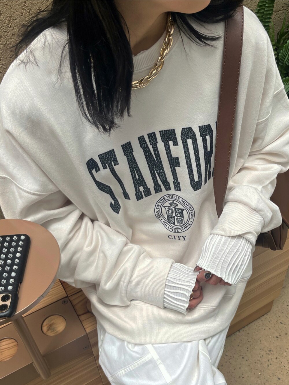 「オトナカワイイ、ゆるコーデ、ラクチンコーデ、プチプラコーデ、秋服準備はじめました、パンツコーデ、ラフ、秋先取りコーデ、シンプルコーデ、ホワイトコーデ、大人ファッション、オーバーサイズ、apretro_official、apretrocode、ZOZOTOWN掲載」｜「ap retroの2022/AW カレッジロゴプリント裏毛ルーズプルオーバー（スウェット、ホワイト系）」を使った、ap retroさん（レディース・156cm）の秋コーディネートの1枚目の写真