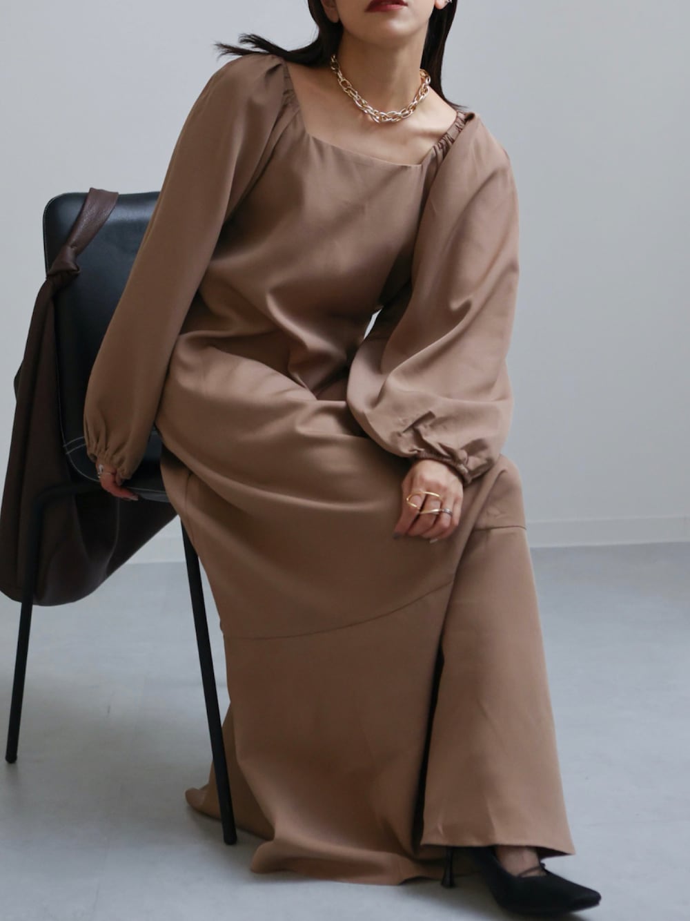 「秋服、初秋コーデ、大人女子、シンプルコーデ、ゆるコーデ、大人コーデ、カジュアルコーデ、おしゃれさんと繋がりたい、カラーコーデ、ワンピース、apretro_zozo、apretro_official、ZOZOTOWN、ZOZOTOWN掲載、apretro2022AW」｜「ap retroの2022/新作 ボリュームスリーブ裾フレアワンピース/マーメイドワンピース（ワンピース、ベージュ系）」を使った、ap retroさん（レディース・156cm）の秋コーディネートの1枚目の写真