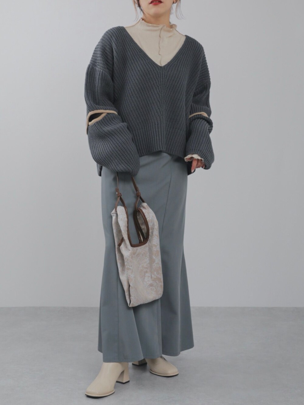 「カジュアル、ootd、オトナ女子、ニット、オトナカジュアル、カラーコーデ、ブーツ、スカート、春コーデ、冬コーデ、apretro、apretro_zozo、ZOZOでしか買えない、ZOZOTOWN掲載、ZOZO新春セール開催中です！」｜「ap retroのエルボースリット畦編みニットプルオーバー（ニット/セーター、ブルー系）」を使った、ap retroさん（レディース・156cm）の冬コーディネートの1枚目の写真