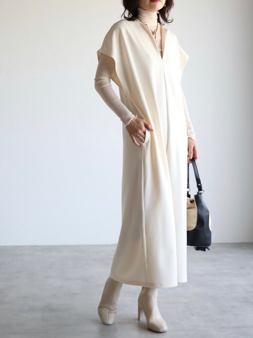 「今日のコーデ、休日スタイル、大人女子、レイヤードスタイル、ootd、タートルネックニット、ワンピース、キレイめ、スカート、apretro、apretro_zozo、アプレトロ、ZOZOTOWN掲載、ZOZOでしか買えない、ZOZOセール」｜「ap retroのVネックロングジャンスカ/ ２WAY（前後）着用可能（ジャンパースカート、ホワイト系）」を使った、ap retroさん（レディース・162cm）の冬コーディネートの1枚目の写真
