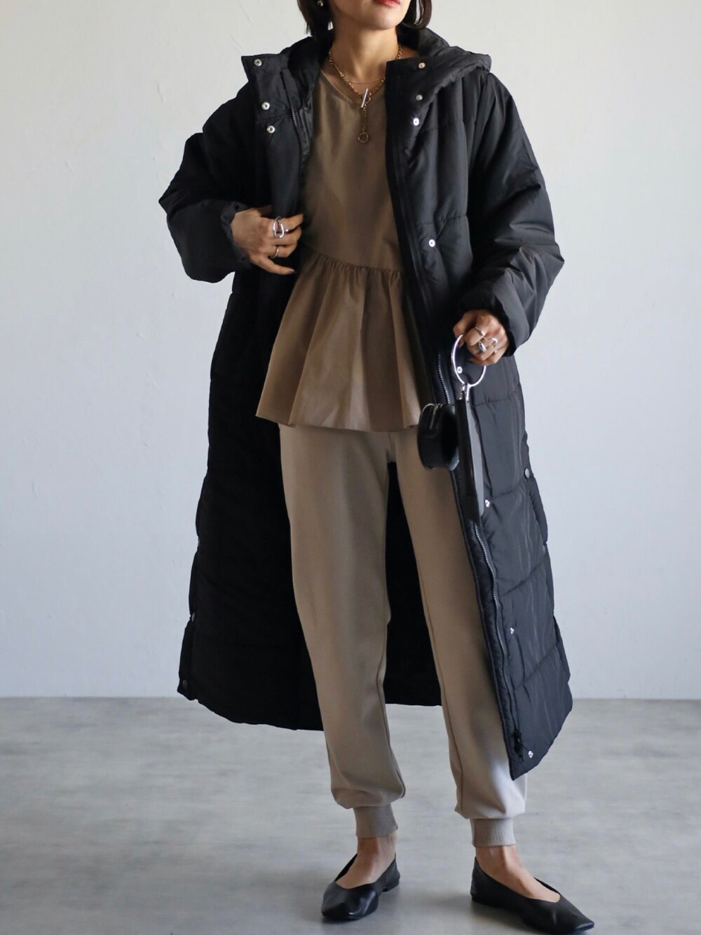 「休日スタイル、オトナ女子、カジュアルコーデ、ootd、大人かわいい、お出かけコーデ、大人コーデ、差し色、いいね、save、フォローお願いします🤑、冬コーデ、パンツコーデ、apretro、apretro_zozo、ZOZOでしか買えない」｜「ap retroの２WAYボリューム袖ペプラムブラウス【ZOZO限定アイテム】（シャツ/ブラウス、ベージュ系）」を使った、ap retroさん（レディース・156cm）の冬コーディネートの1枚目の写真