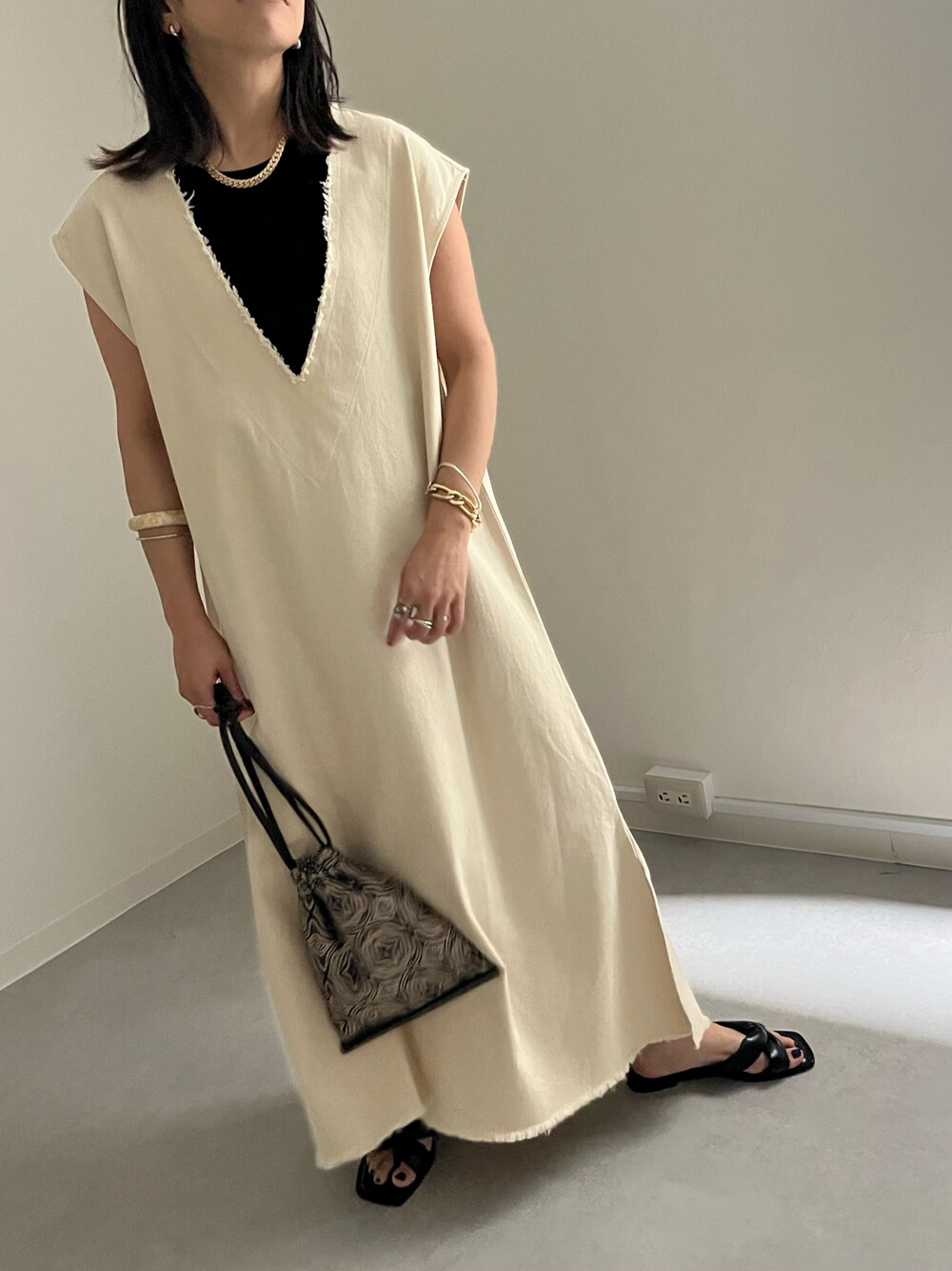 「休日スタイル、シンプル、リラックススタイル、大人コーデ、カジュアル、デニムコーデ、夏コーデ、ootd、夏、ワンピース、モノトーンコーデ、apretro、apretro_official、apretrocode、ZOZOTOWN掲載」｜「ap retroのフリンジVネックワンピース（ワンピース、ホワイト系）」を使った、ap retroさん（レディース・156cm）の夏コーディネートの1枚目の写真