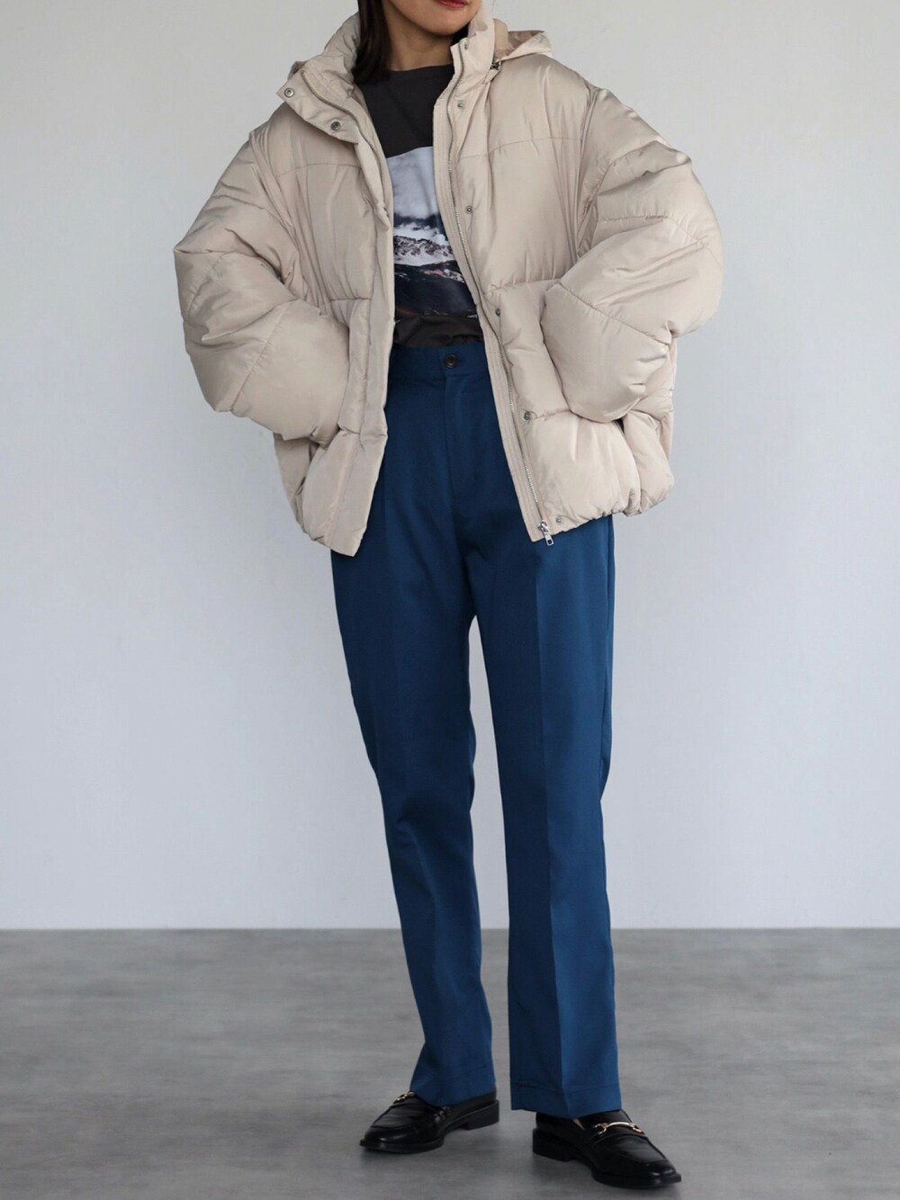 「パンツスタイル、ootd、冬コーデ、ビッグシルエット、大人コーデ、休日スタイル、大人カジュアル、ゆるコーデ、カジュアルコーデ、apretro、apretro_zozo、ZOZOでしか買えない、ZOZOTOWN掲載、ZOZOTOWNでは只今セール開催中です！、ZOZOWEEK」｜「ap retroのエコダウンフードビッグブルゾン【ZOZO限定アイテム】（ダウンジャケット/コート、ホワイト系）」を使った、ap retroさん（レディース・162cm）の秋コーディネートの1枚目の写真