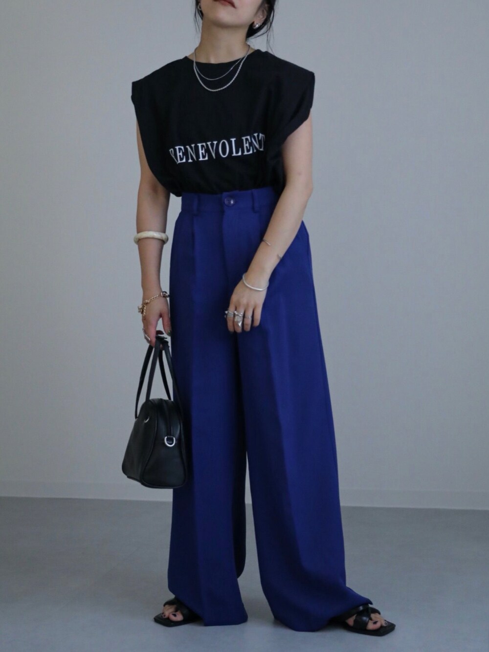 「オトナ女子、休日スタイル、モード、カラーコーデ、おしゃれさんと繋がりたい、apretro、パンツスタイル、カジュアル、夏だ！Tシャツ着よう！、ノースリーブ、apretro_official、ZOZOTOWN掲載」｜「ap retroのセンタープレスワイドパンツ（その他パンツ、ブラック系）」を使った、ap retroさん（レディース・156cm）の夏コーディネートの1枚目の写真