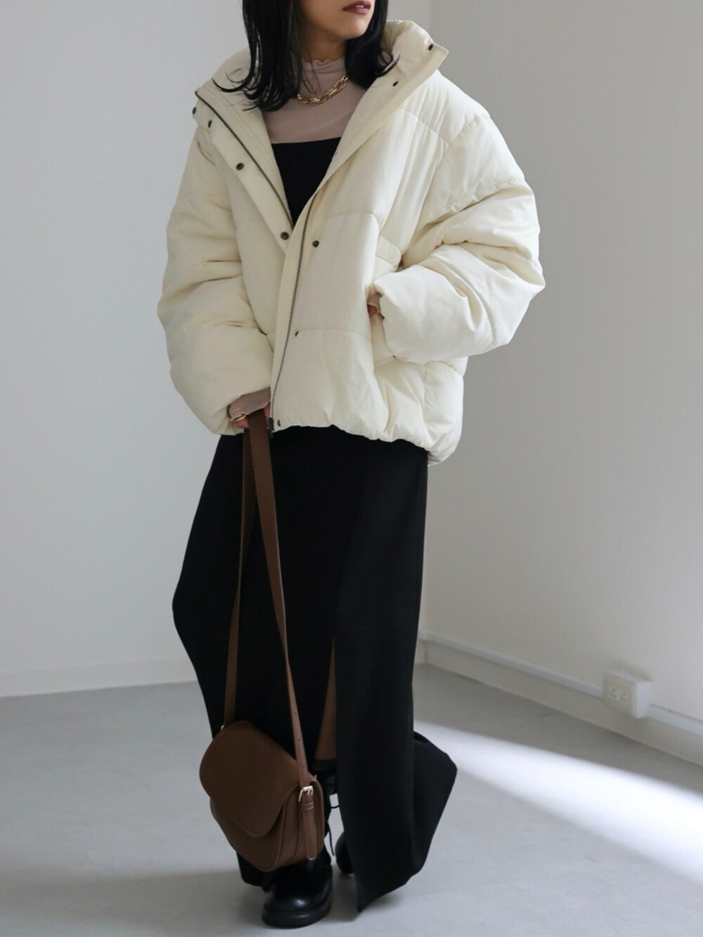 「オトナ女子、今日のコーデ、お洒落さんとつながりたい、冬アウター、おでかけコーデ、ootd、あったかコーデ、クリスマス、マーメイドスカート、モノトーンコーデ、apretro_official、apretro、ZOZOTOWN掲載」｜「ap retroの2022 A/W エコダウンフードビッグブルゾン/スタンドブルゾン　フード取り外し可能（ダウンジャケット/コート、ホワイト系）」を使った、ap retroさん（レディース・156cm）の冬コーディネートの1枚目の写真