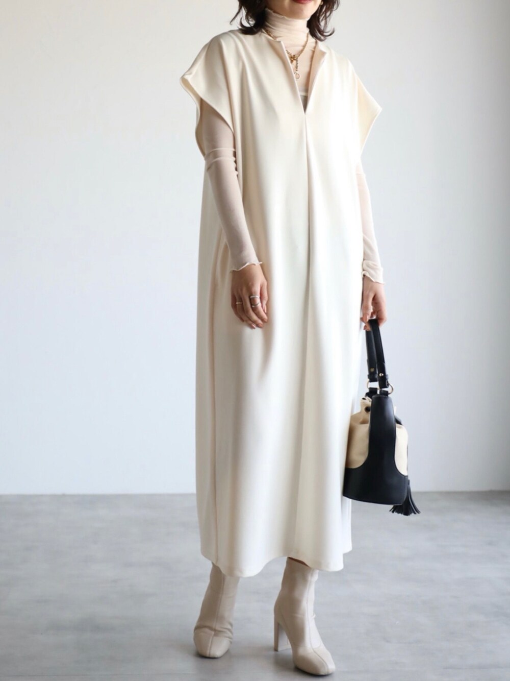 「お洒落さんとつながりたい、カジュアル、タートルネック、プチプラ、大人ガーリー、ootd、大人女子、ワントーンコーデ、春コーデ、ロングワンピース、apretro、アプレトロ、ZOZOでしか買えない、zozotown限定」｜「ap retroの深スリットジャンスカ（ワンピース、ホワイト系）」を使った、ap retroさん（レディース・156cm）の冬コーディネートの1枚目の写真