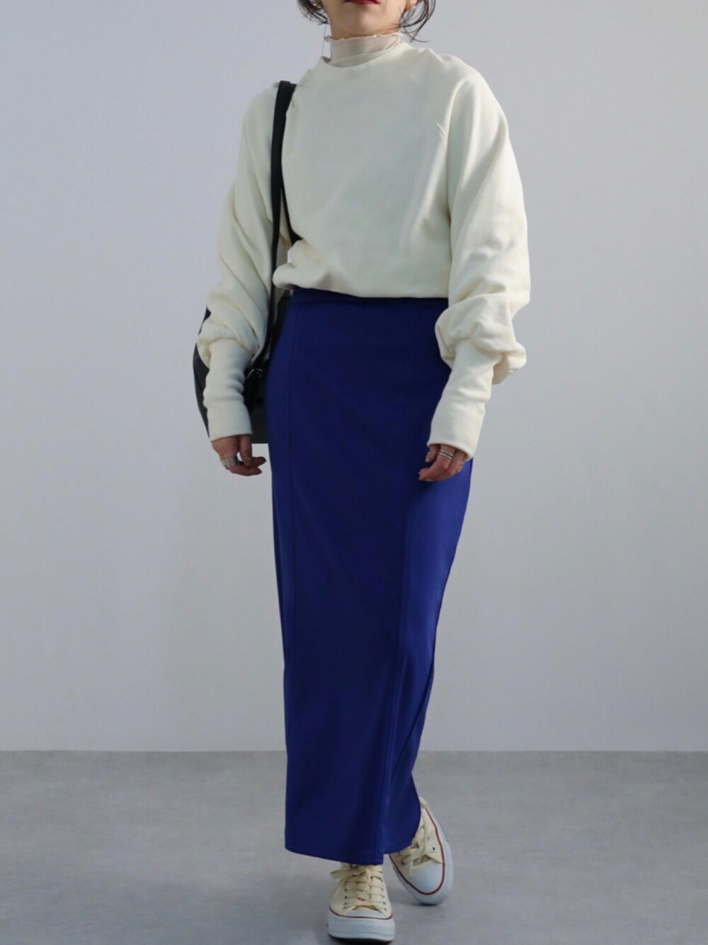 「オトナカジュアル、お洒落さんとつながりたい、リラックススタイル、ootd、ロングスカート、ブルー、カジュアルガーリー、ラクチンコーデ、apretro、apretro_zozo、ZOZOTOWN掲載、zozotown限定、ZOZOでしか買えない、ZOZOTOWNでは只今セール開催中です！」｜「ap retroのマルチウェイ裏毛プルオーバー　トレーナー/カーディガン（スウェット、ホワイト系）」を使った、ap retroさん（レディース・156cm）の冬コーディネートの1枚目の写真