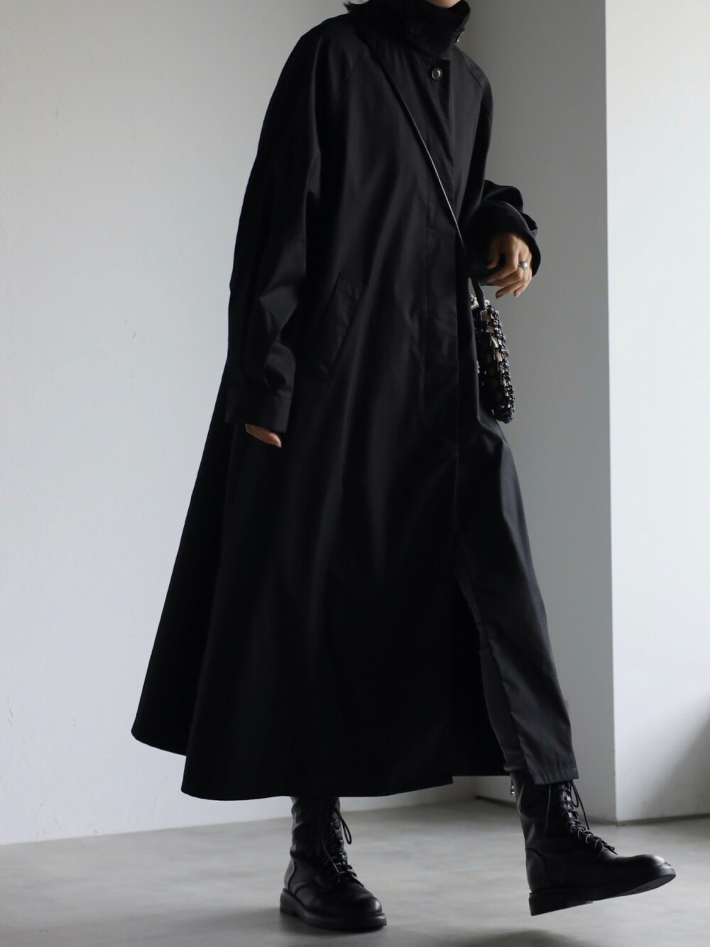 「春服コーデ、春、ootd、プチプラ、お出かけコーデ、ジャケット、オトナカジュアル、春アウター、ブラックコーデ、apretro_official、アプレトロ、ZOZOTOWN掲載、apretro、ジャケットスタイル、ワントーンコーデ」｜「ap retroのステンカラースタンドロングコート　タマムシコート（ステンカラーコート、ブラック系）」を使った、ap retroさん（レディース・156cm）の冬コーディネートの1枚目の写真