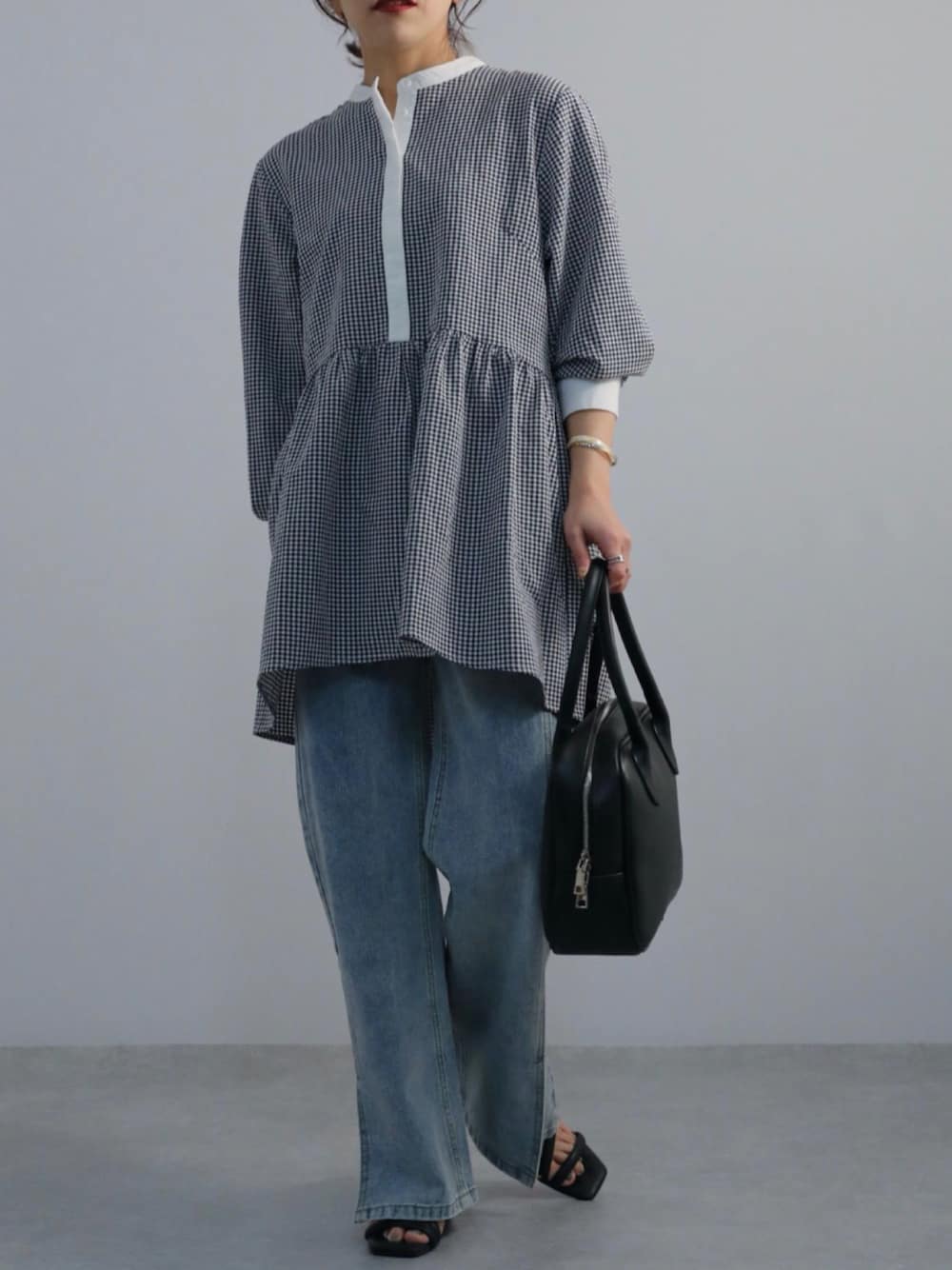 「オトナ女子、ootd、きれいめカジュアル、シンプル、パンツコーデ、春、いいね、save、フォローお願いします🤑、パンツスタイル、おしゃれさんと繋がりたい、apretro、apretro_zozo、ZOZOTOWN掲載、ZOZOTOWNでは只今セール開催中です！、ZOZOでしか買えない」｜「ap retroのクレリックフレアチュニックブラウス（シャツ/ブラウス、ブラック系）」を使った、ap retroさん（レディース・156cm）の冬コーディネートの1枚目の写真