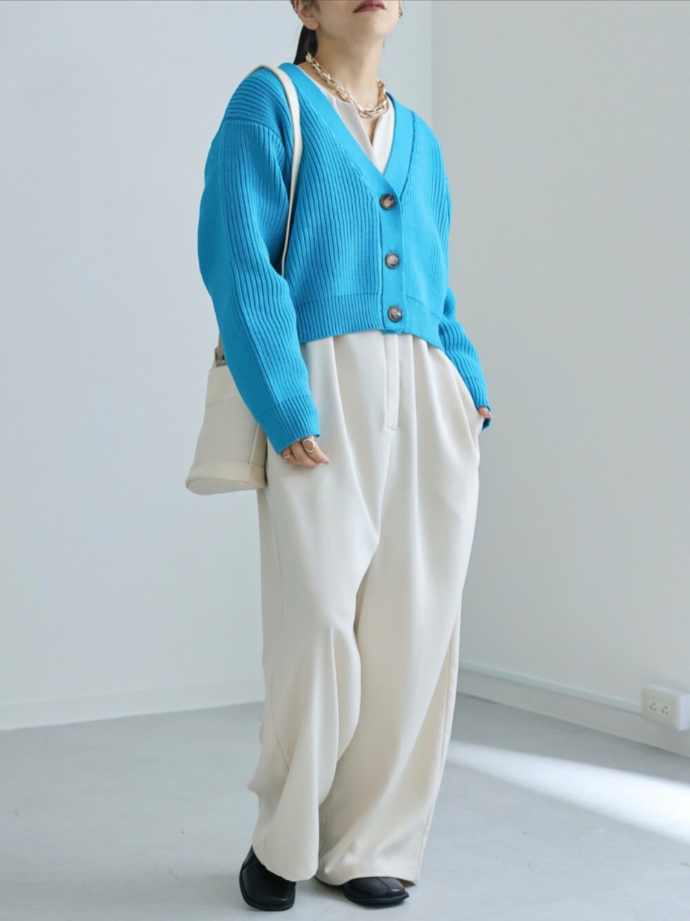 「WEARハロウィン2022、秋のコーデ、お洒落さんとつながりたい、大人コーデ、オトナカワイイ、ニットコーデ、ゆったりコーデ、モノトーンコーデ、カジュアルコーデ、着回しコーデ、秋、apretro_official、apretro2022AW、ZOZOTOWN掲載」｜「ap retroのスポンディッシュ畦Vネックカーディガン（カーディガン/ボレロ、ブルー系）」を使った、ap retroさん（レディース・156cm）の秋コーディネートの1枚目の写真
