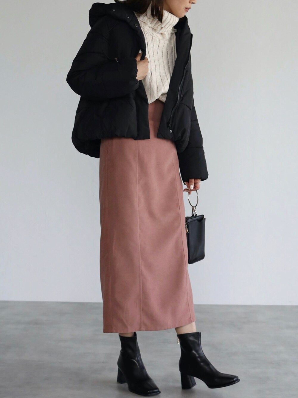 「お出かけコーデ、シンプルコーデ、大人カジュアル、あったかコーデ、ootd、ショートブーツ、プチプラ、ダウンジャケット、ミニバッグ、apretro、apretro_zozo、アプレトロアウター、ZOZOでしか買えない、中綿ジャケット、アプレトロ」｜「ap retroのエコダウンフードビッグブルゾン【ZOZO限定アイテム】（ダウンジャケット/コート、ブラック系）」を使った、ap retroさん（レディース・156cm）の冬コーディネートの1枚目の写真