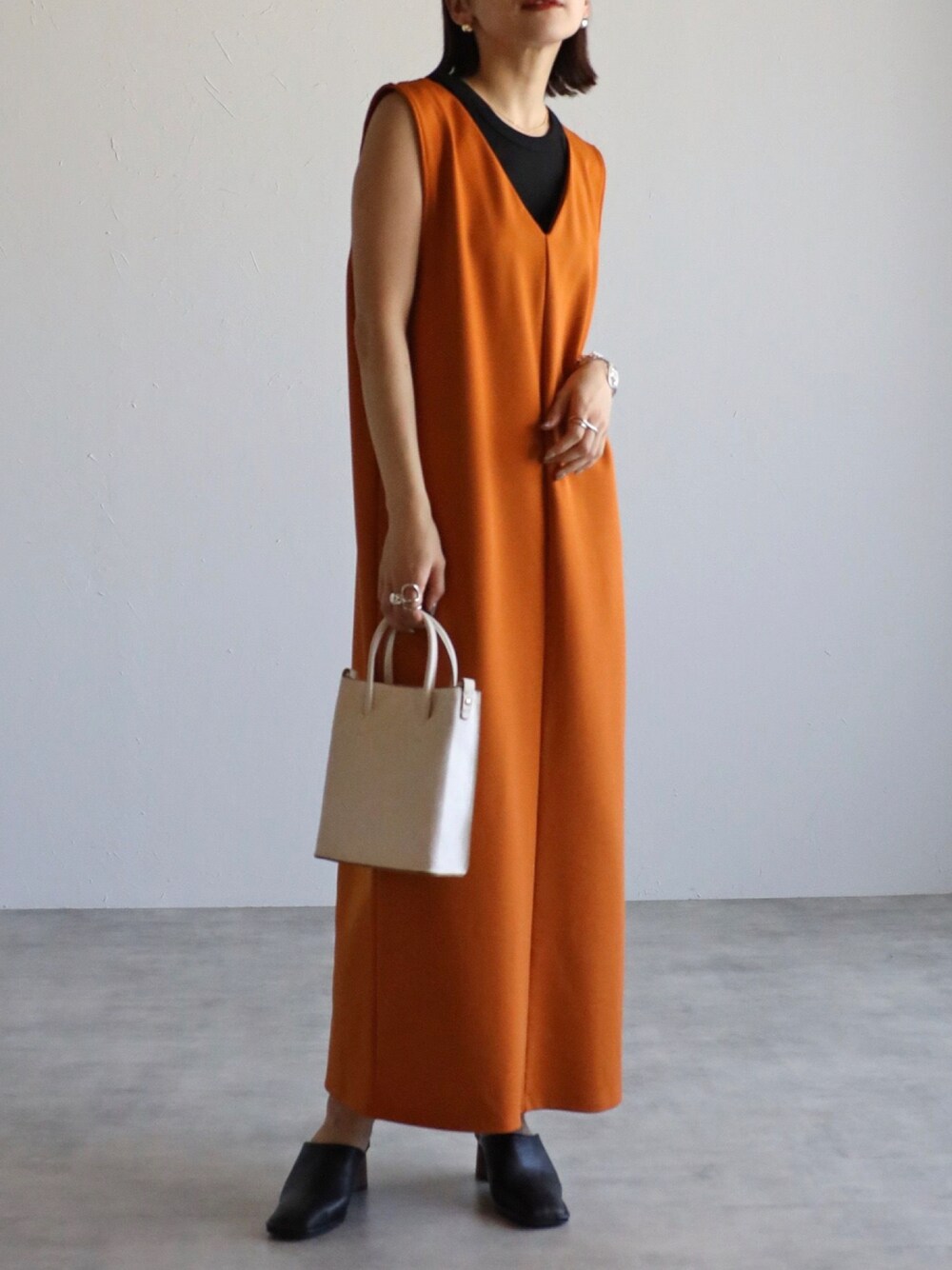 「大人女子、ootd、シンプルコーデ、カジュアルコーデ、大人ガーリー、ワンピース、ロングワンピース、巾着バッグ、apretro、apretro_zozo、ZOZOでしか買えない、ZOZOTOWN掲載」｜「ap retroのVネックロングジャンスカ/ ２WAY（前後）着用可能（ジャンパースカート、オレンジ系）」を使った、ap retroさん（レディース・156cm）の春コーディネートの1枚目の写真