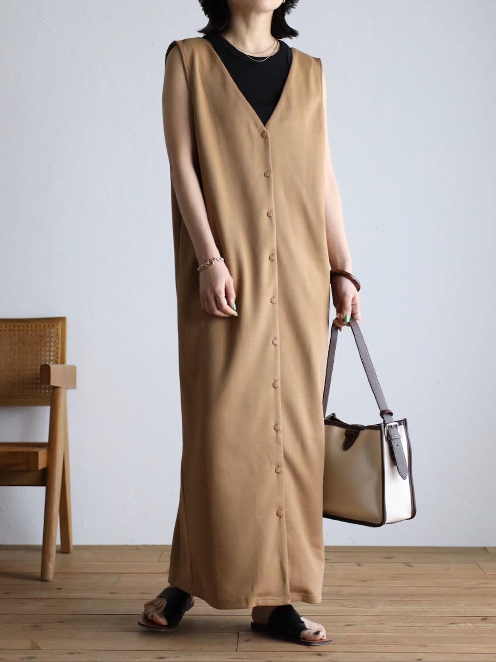 「大人コーデ、休日コーデ、今日のコーデ、シンプル、おしゃれさんと繋がりたい、カジュアル、モノトーンコーデ、ootd、夏コーデ、デニムコーデ、大人かわいい、お出かけコーデ、オトナ女子、apretro、apretro_official」｜「ap retroのバイカラーキャンバススクエアバッグ（ショルダーバッグ、ホワイト系）」を使った、ap retroさん（レディース・156cm）の夏コーディネートの1枚目の写真