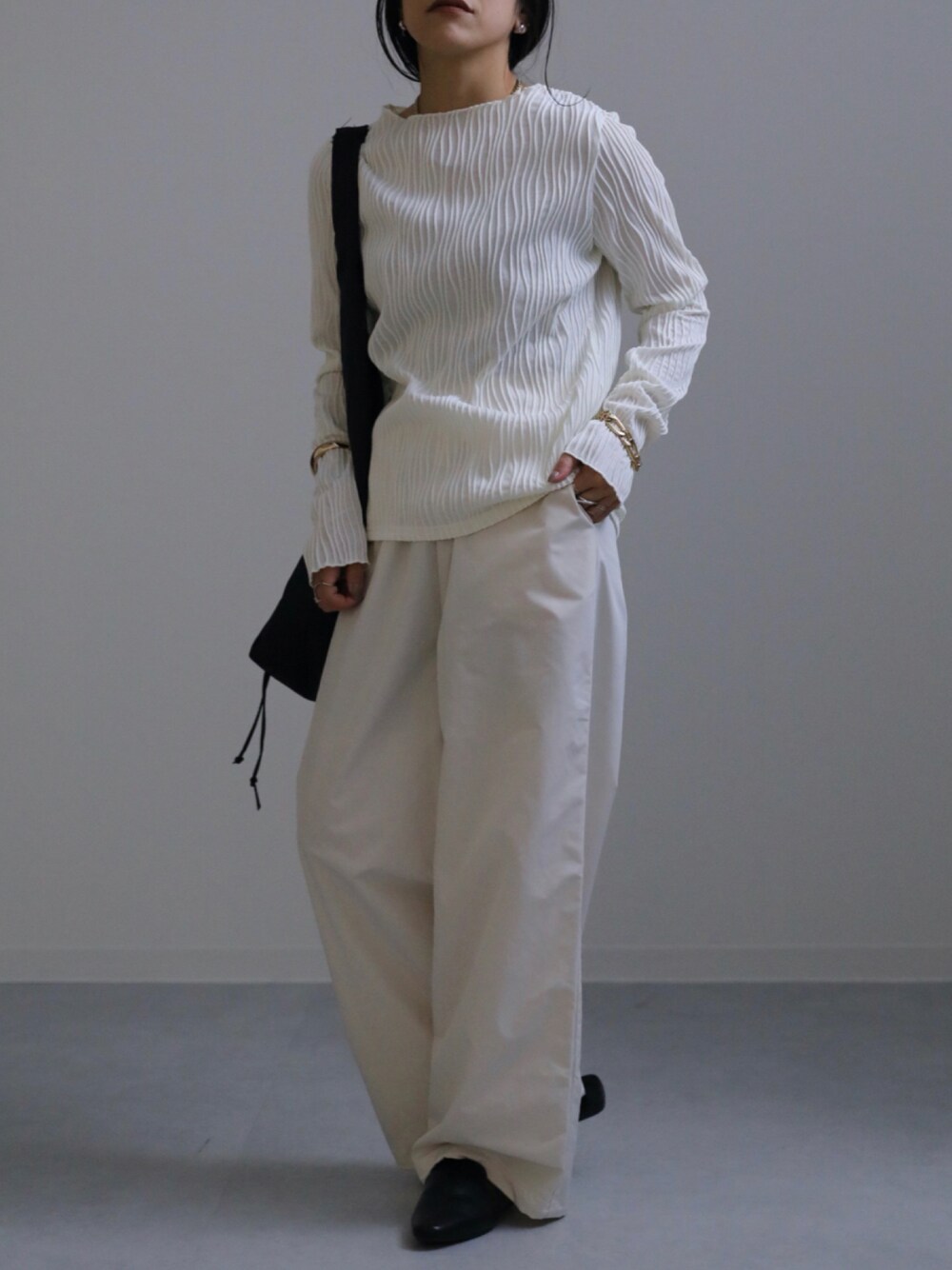 「大人カジュアル、リラックススタイル、大人かわいい、オトナ女子、着回しコーデ、ラフ、ワントーンコーデ、秋服準備はじめました、秋先取りコーデ、ホワイトコーデ、シンプル、apretro_official、apretro2022AW、apretro、ZOZOTOWN掲載」｜「ap retroの裾絞りナイロンイージーパンツ（その他パンツ、ホワイト系）」を使った、ap retroさん（レディース・156cm）の夏コーディネートの1枚目の写真