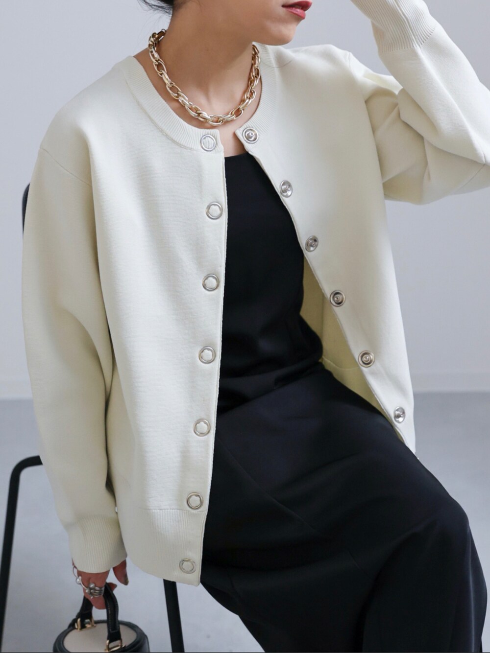 「秋服、大人カジュアル、休日スタイル、シンプルコーデ、今日のコーデ、秋冬コーデ、ラクチンコーデ、ootd、ビッグシルエット、きれいめカジュアル、キャミワンピ、apretro2022AW、apretro_official、ZOZOTOWN掲載、ZOZOTOWN」｜「ap retroの【ZOZOSALE】スリットロングキャミワンピース（ワンピース、ブラック系）」を使った、ap retroさん（レディース・156cm）の秋コーディネートの1枚目の写真