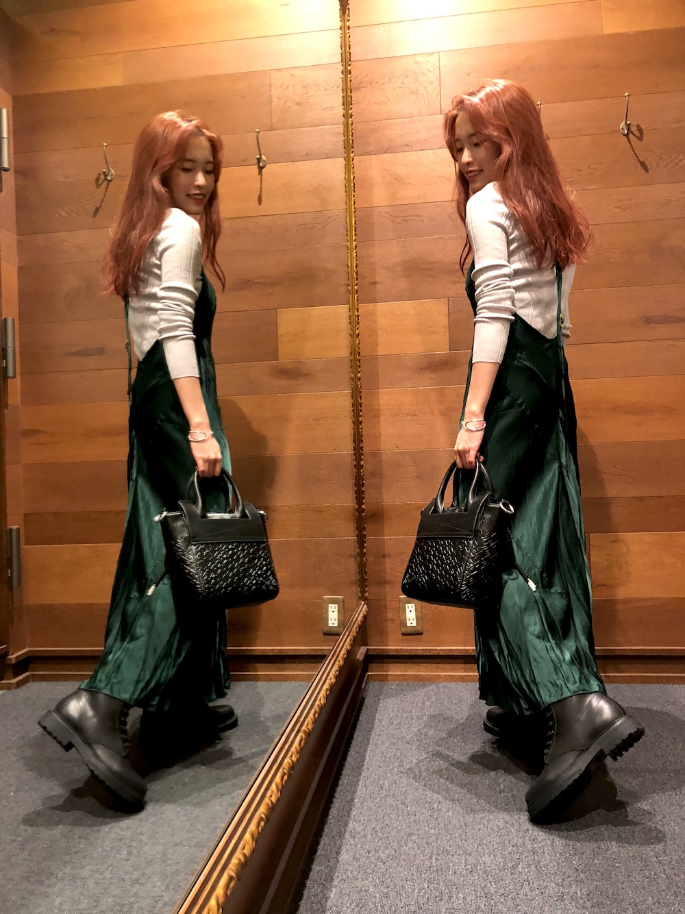 グリーン系のワンピース、ブラック系のトートバッグ、ブラック系のブーツを着用したレディースの秋コーディネートの1枚目の写真