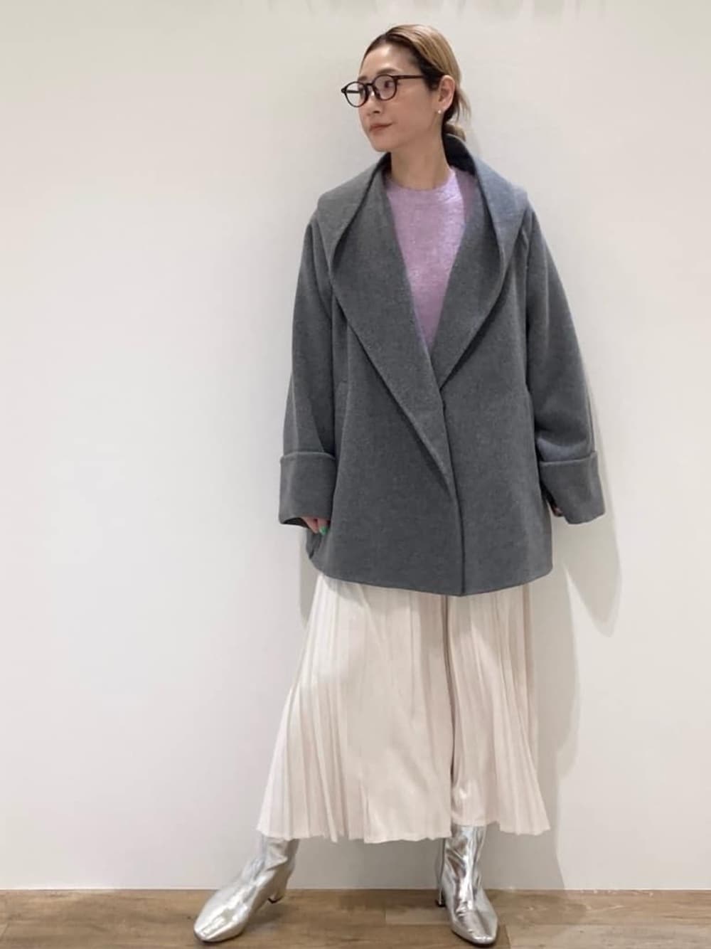 グレー系のその他アウター、パープル系のニット/セーター、ホワイト系のスカートを着用したレディースの冬コーディネートの1枚目の写真