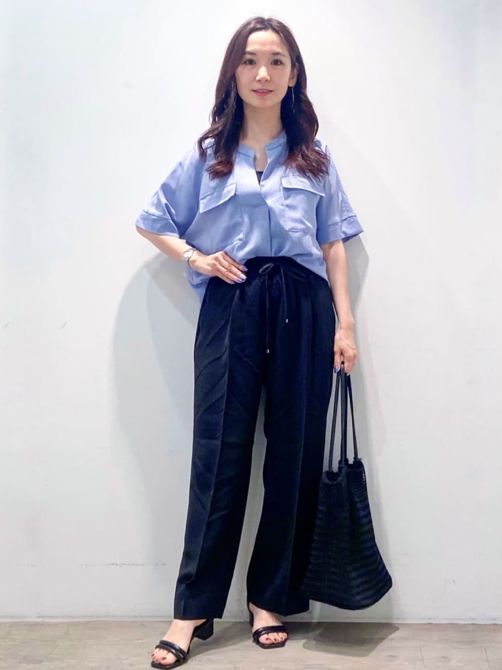 ブルー系のシャツ/ブラウス、ブラック系のその他パンツ、ブラック系のトートバッグを着用したレディースの春コーディネートの1枚目の写真