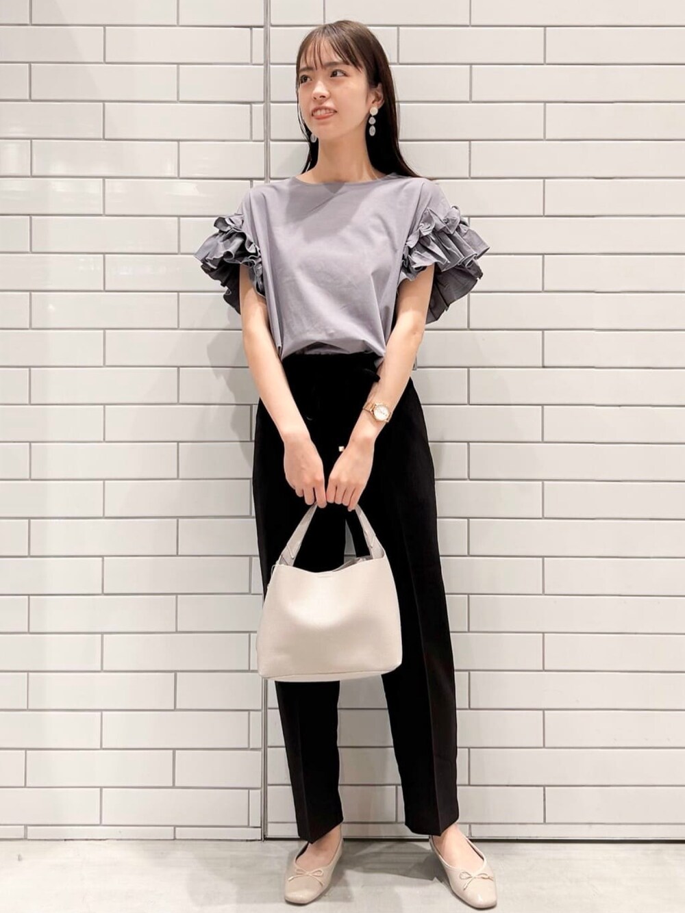 グレー系のTシャツ/カットソー、ブラック系のその他パンツ、グレー系のショルダーバッグを着用したレディースの夏コーディネートの1枚目の写真