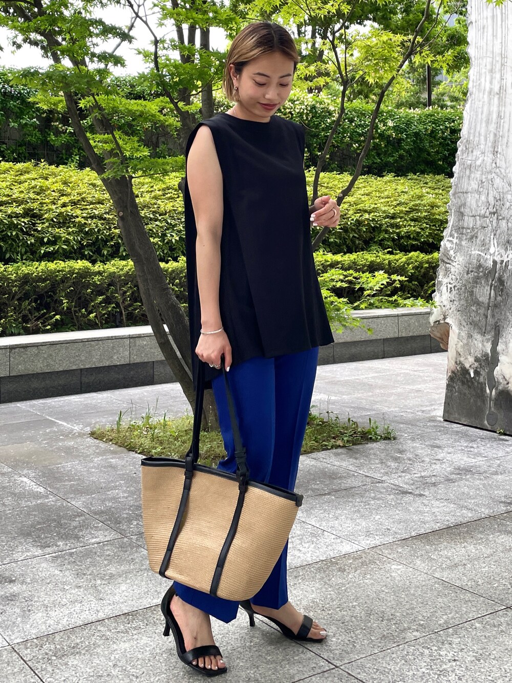 ブラック系のTシャツ/カットソー、ブルー系のその他パンツ、ブラック系のトートバッグを着用したレディースの夏コーディネートの1枚目の写真