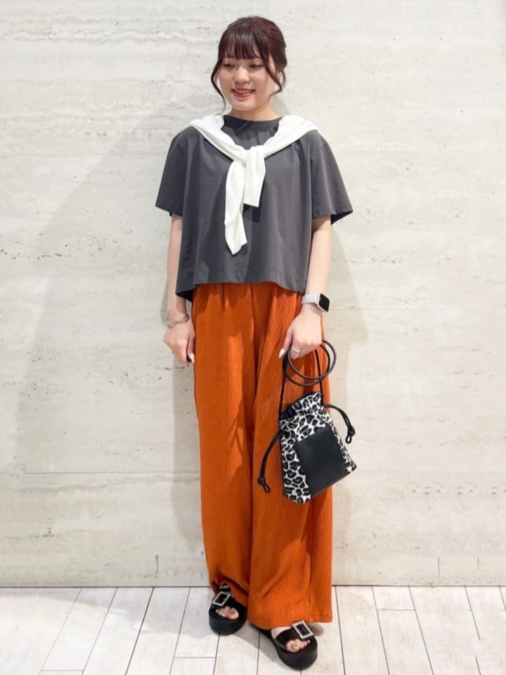 ホワイト系のカーディガン/ボレロ、グレー系のTシャツ/カットソー、ホワイト系のショルダーバッグを着用したレディースの夏コーディネートの1枚目の写真